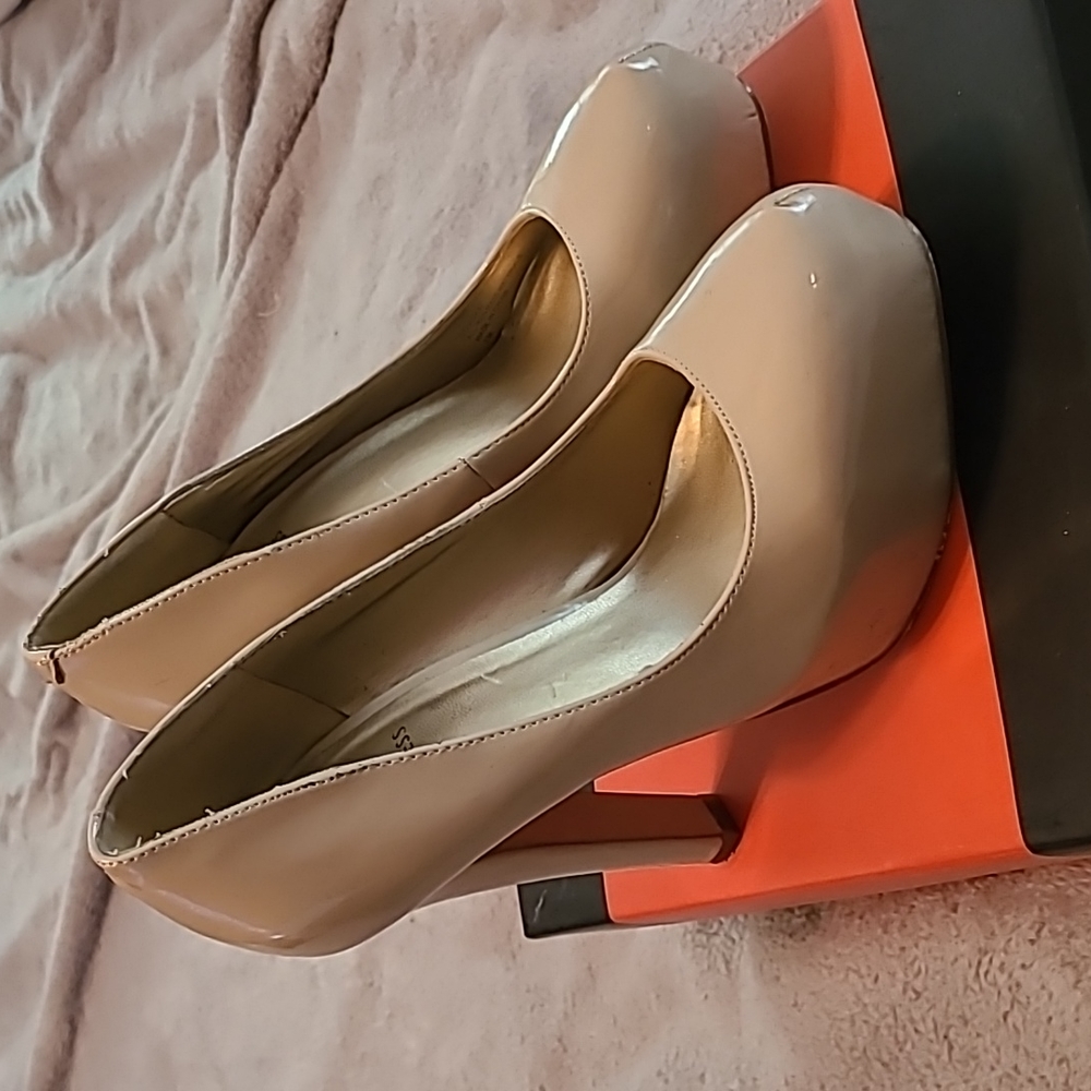 Guess nude pumps